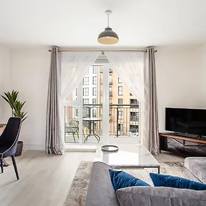 https://deanery-court-vittrum-suites.tophotelsbath.com